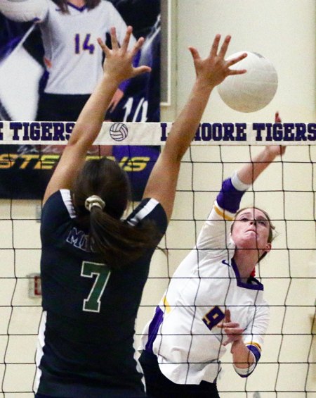 Lemoore's Maddelyn Kelly scores against El Diamante in Wednesday's LHS volleyball action.